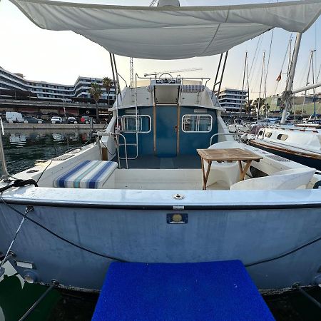 !!Boat With Ac In Port Forum 2 Bikes Included!! Hotell Sant Adrià de Besòs Exteriör bild