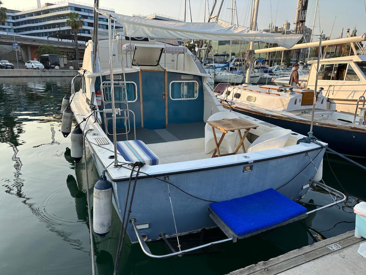 !!Boat With Ac In Port Forum 2 Bikes Included!! Hotell Sant Adrià de Besòs Exteriör bild