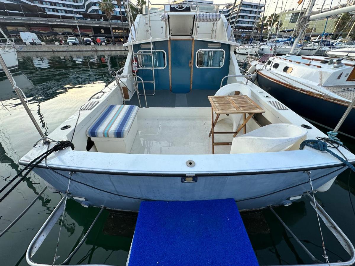!!Boat With Ac In Port Forum 2 Bikes Included!! Hotell Sant Adrià de Besòs Exteriör bild