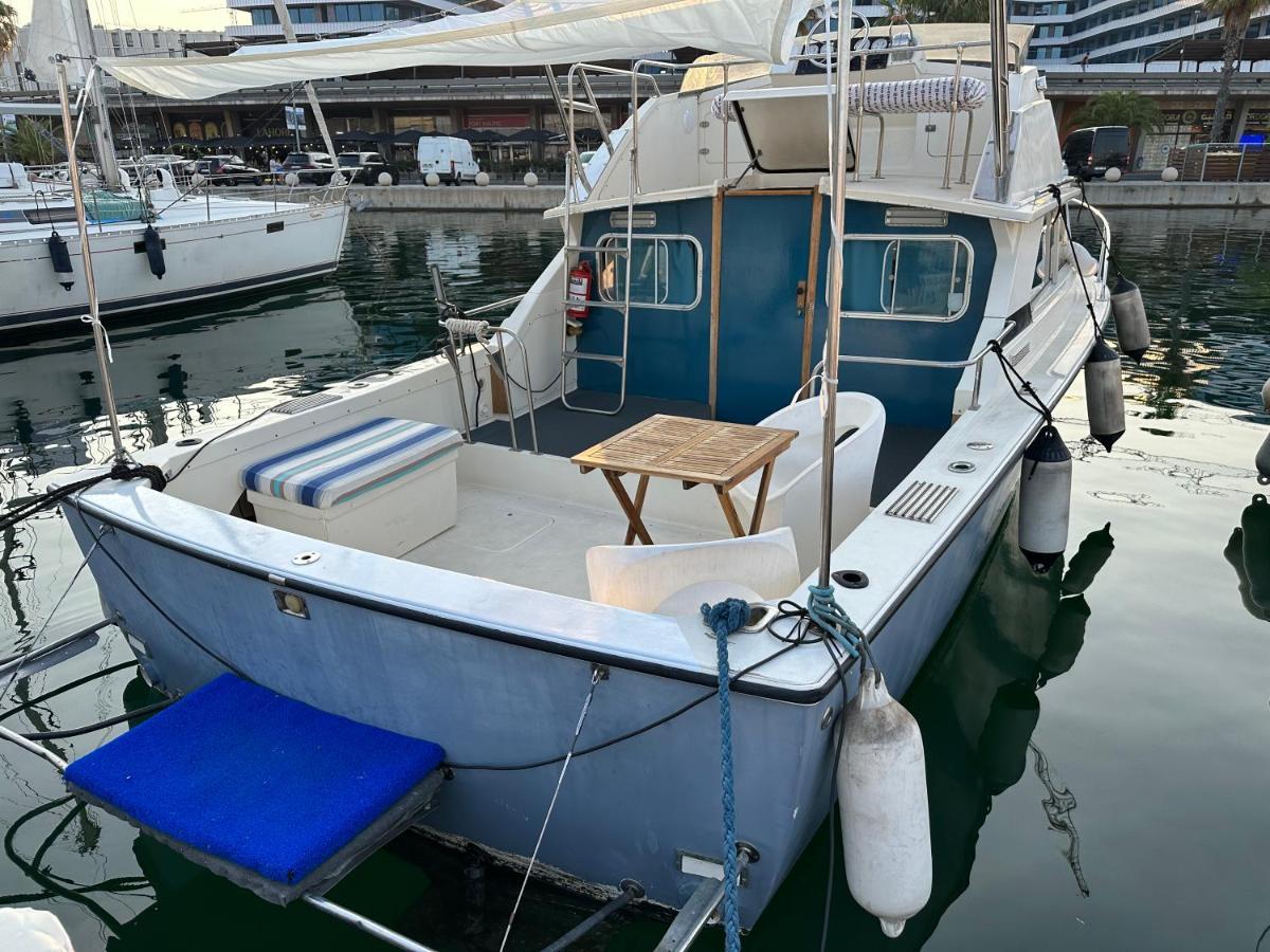 !!Boat With Ac In Port Forum 2 Bikes Included!! Hotell Sant Adrià de Besòs Exteriör bild