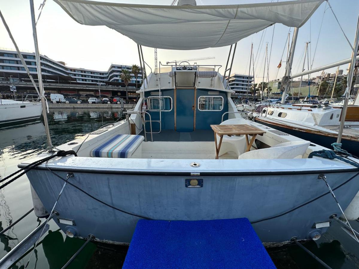 !!Boat With Ac In Port Forum 2 Bikes Included!! Hotell Sant Adrià de Besòs Exteriör bild